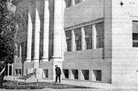  Escuela de Arquitectura de Plaza Ercilla Nº 803 (1933) Fotografìa: Laboratorio Fotográfico F.A.U En: "140 años de la Facultad de Arquitectura y Urbanismo de la Universidad de Chile", U. de Extensión 