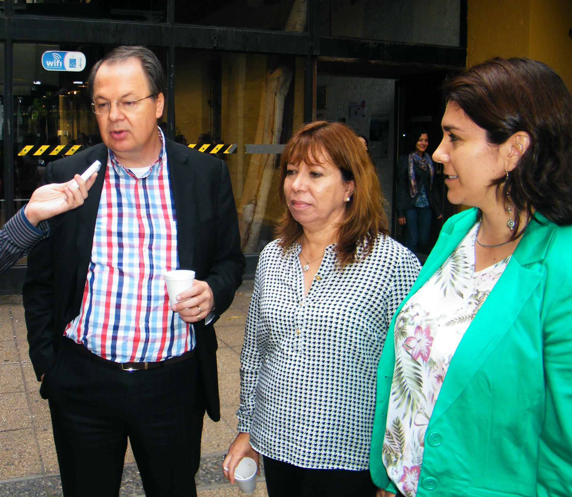 Omar Darío Cardona junto a Carmen Paz Castro y Fabiola Barrenechea
