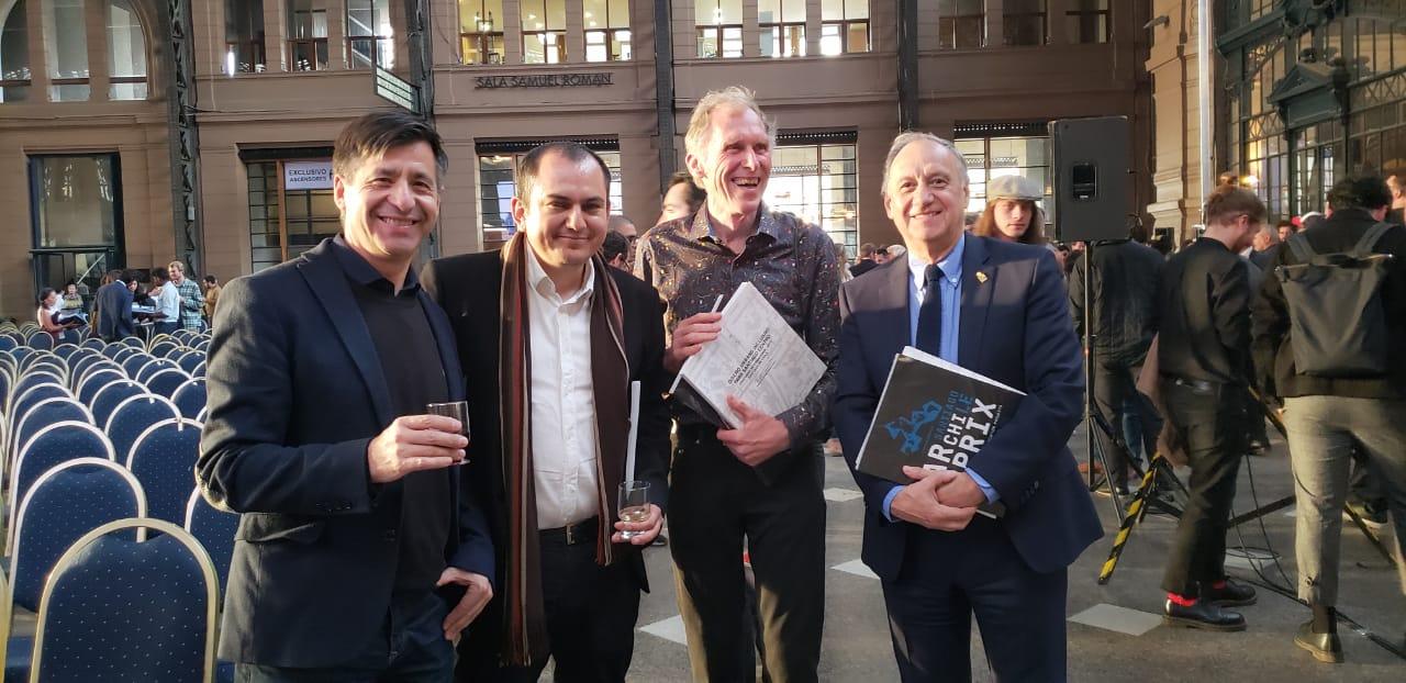De izquierda a derecha: académico Jorge Inzulza, académico Alberto Fernández, Henk van der Veen, director de Archiprix International y el Decano Manuel Amaya.