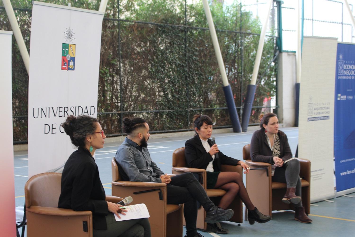 Participaron expositores de FEN, Derecho y FAU y la instancia fue moderada por la Profesora Lorna Lares quien además preside el Comité de Sustentabilidad de la Universidad de Chile.