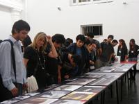 Los estudiantes conocieron los workshop realizados en Vietnam y China, trabajos que quedaron registrados en un libro confeccionado por GMP