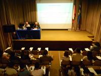 La conferencia se desarrolló en el Auditorio de la Facultad de Arquitectura y Urbanismo