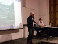 Académico Rodrigo Booth presentando al historiador Diego Armus