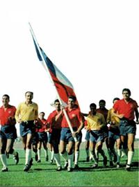 Fuente EMOL / Seleccionados  preparando el "espíritu deportivo" del ¨62. Último a la derecha Hugo Lepe, detenido y torturado en el Estadio Nacional, 1973.