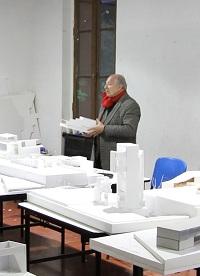 El profesor Brugnoli realizando su Taller de Introducción al Diseño Arquitectónico.