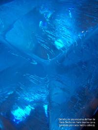 Detalle de una esquina del bar de hielo hecho en hielo maciso (una tonelada por cada metro cúbico)