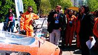 El académico y Capitán del equipo, Mauricio Tapia, mostrando el vehículo en la presentación de la carrera, realizada en la FAU. 