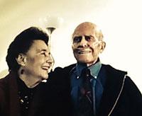 El homenajeado Fernando Kusnetzoff junto a su mujer Eliana S. Kusnetzoff, mediante la transmisión en vivo.