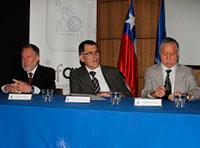  La mesa de honor, compuesta por el Decano FAU, Vicerrector de Asuntos Académicos de la Universidad de Chile y el Vicedecano. 