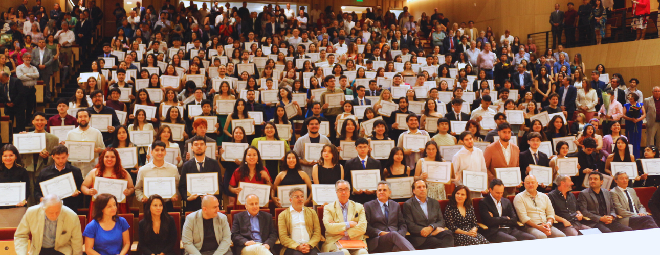 Estudiantes FAU se graduaron en la Sala Sinfónica Nacional de Chile