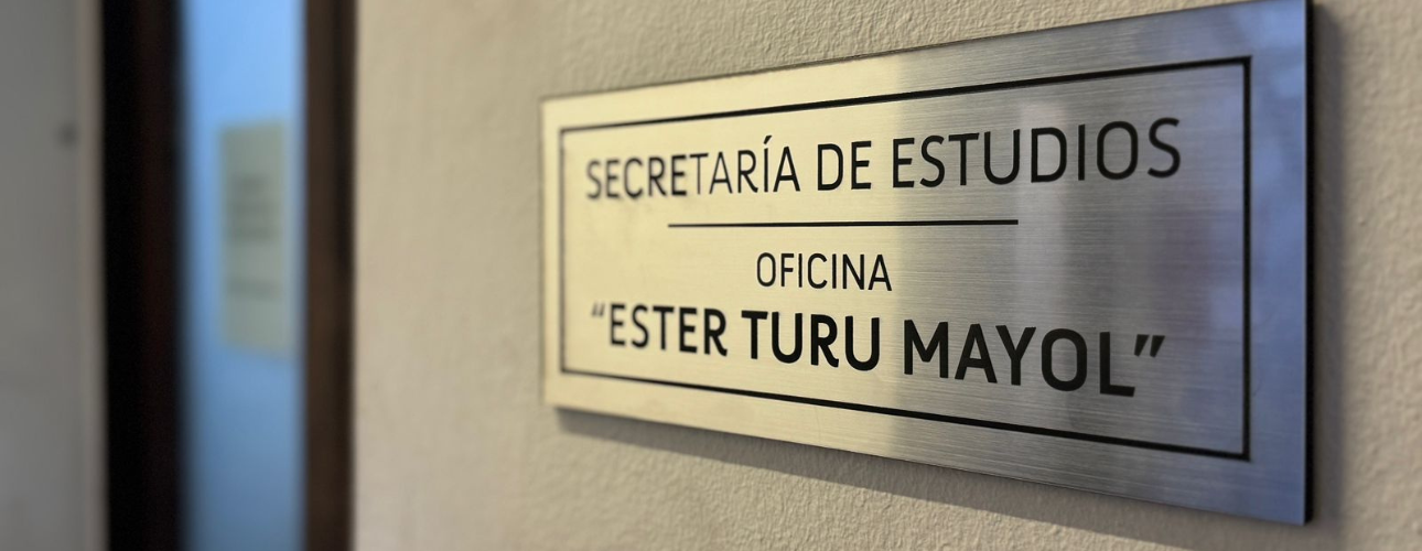 Comunidad FAU rinde emotivo homenaje a Ester Turu