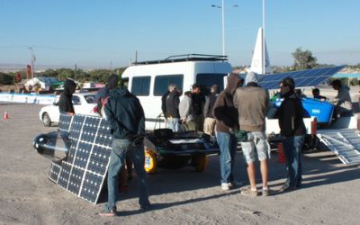 Estudiantes de Diseño destacan en Carrera Solar Atacama con vehículo hecho con colihue