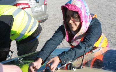 Estudiantes de Diseño destacan en Carrera Solar Atacama con vehículo hecho con colihue