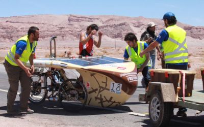 Estudiantes de Diseño destacan en Carrera Solar Atacama con vehículo hecho con colihue