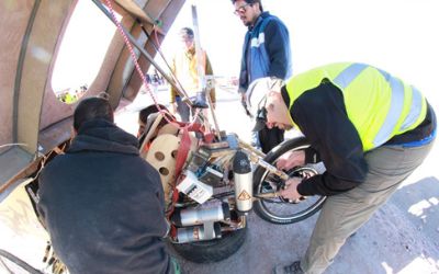 Estudiantes de Diseño destacan en Carrera Solar Atacama con vehículo hecho con colihue