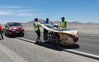 Estudiantes de Diseño destacan en Carrera Solar Atacama con vehículo hecho con colihue