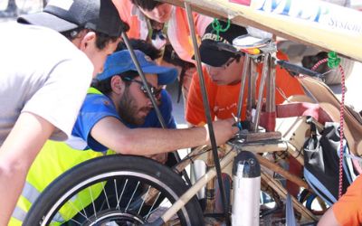 Estudiantes de Diseño destacan en Carrera Solar Atacama con vehículo hecho con colihue