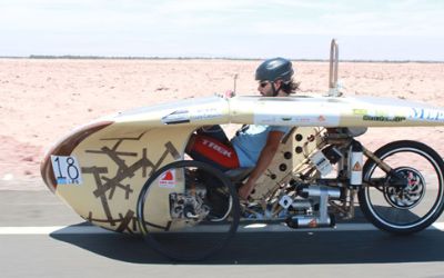Estudiantes de Diseño destacan en Carrera Solar Atacama con vehículo hecho con colihue