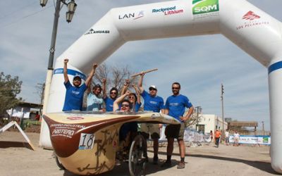Estudiantes de Diseño destacan en Carrera Solar Atacama con vehículo hecho con colihue