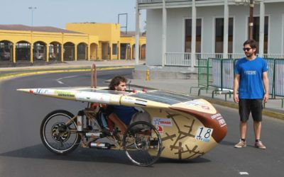 Estudiantes de Diseño destacan en Carrera Solar Atacama con vehículo hecho con colihue