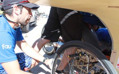 Estudiantes de Diseño destacan en Carrera Solar Atacama con vehículo hecho con colihue