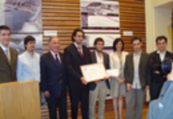 Estudiantes premiados junto con Loreto Silva Rojas, Subsecretaria de Obras Públicas; y Pablo Galilea Carillo, Subsecretario de Pesca