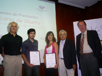 Los alumnos premiados junto a autoridades de la Facultad de Arquitectura y Urbanismo.